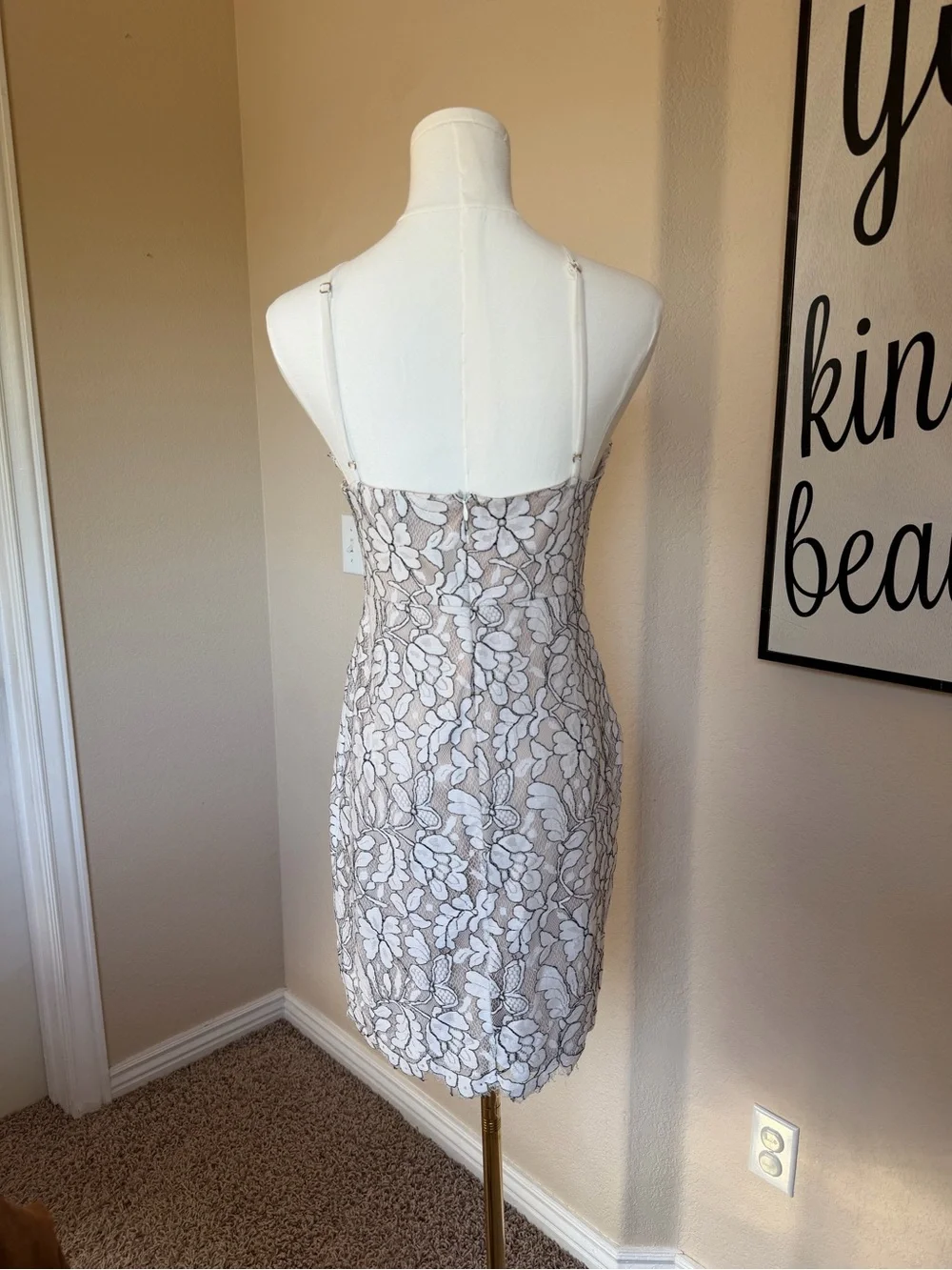 Elegant White Lace Overlay Sheath Dress Size M - Picture 2 of 4